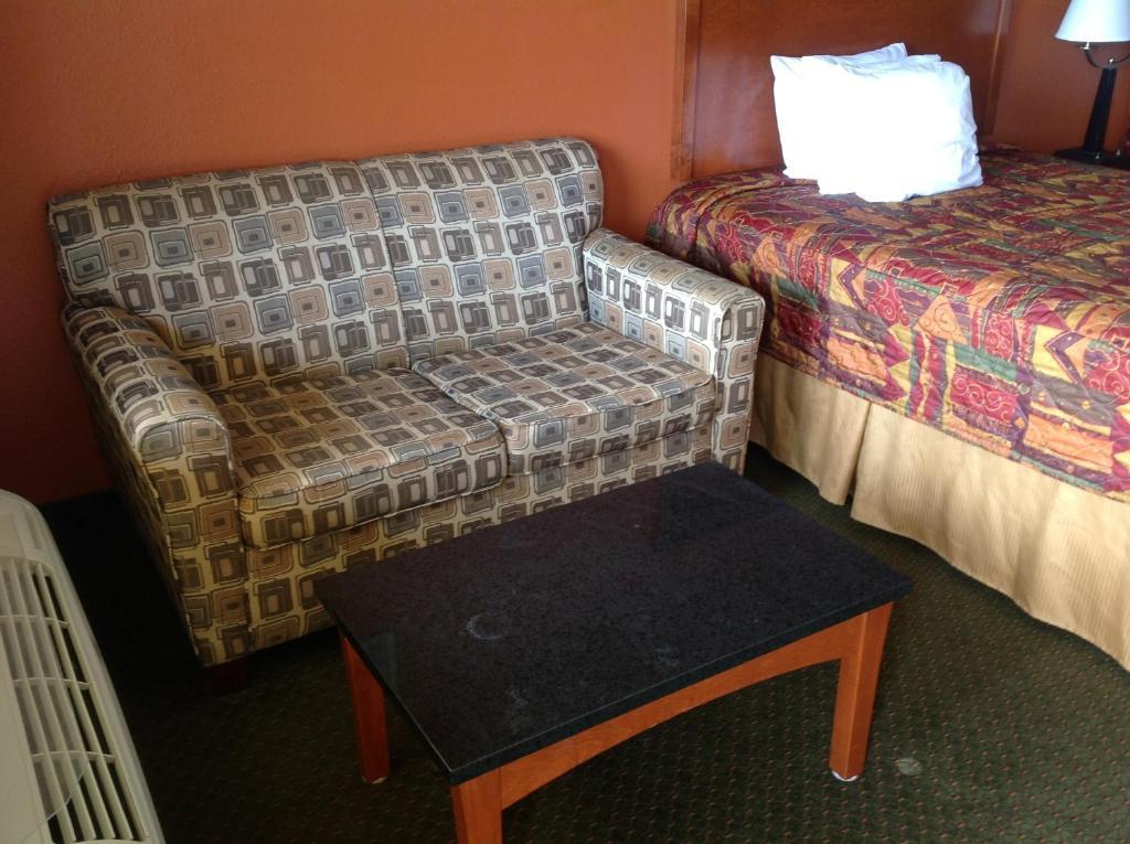 Budgetel Inn And Suites Hearne Room photo
