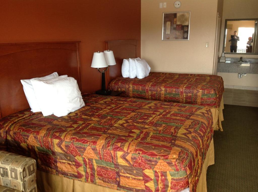 Budgetel Inn And Suites Hearne Room photo